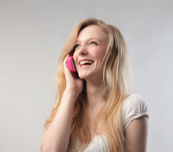 Mladí volání s telefonem — Stock fotografie