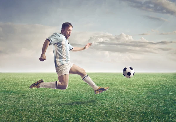 Fußballer auf einem Feld kicken — Stockfoto