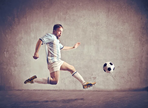 Chutando jogador de futebol — Fotografia de Stock