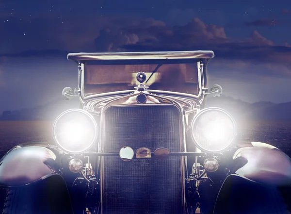 前面的老式汽车之夜μπροστινό εκλεκτής ποιότητας αυτοκίνητο από νύχτα — Φωτογραφία Αρχείου