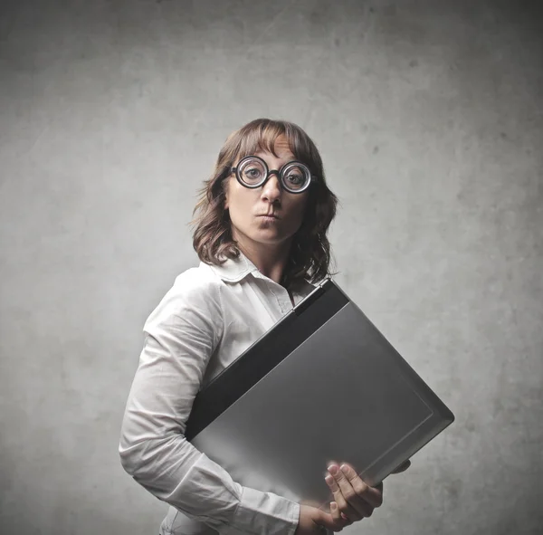 Zakenvrouw houden haar laptopcomputer — Stockfoto