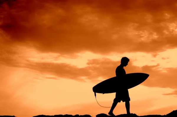 Ηλιοβασίλεμα surfer με αντίγραφο χώρου — Φωτογραφία Αρχείου