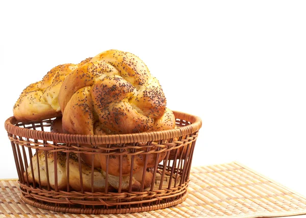 Brot im Korb auf weiß — Stockfoto