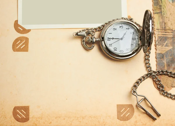 Página del álbum retro con reloj vintage con cadena — Foto de Stock