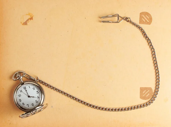 Página del álbum retro con reloj vintage con cadena —  Fotos de Stock