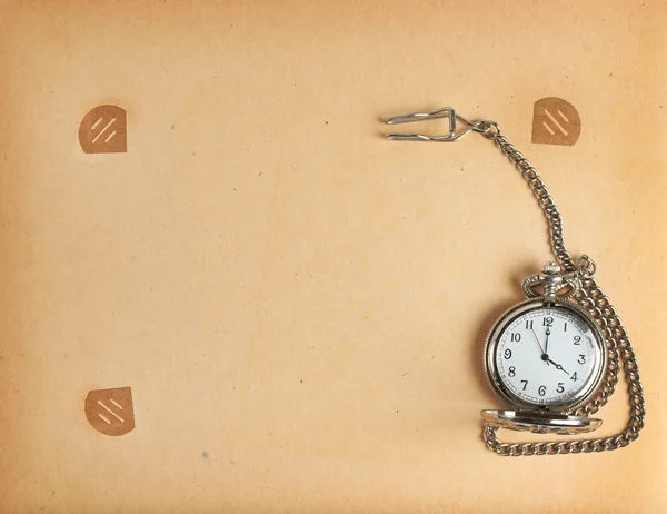 Antika saat zinciri ile retro albüm sayfası — Stok fotoğraf