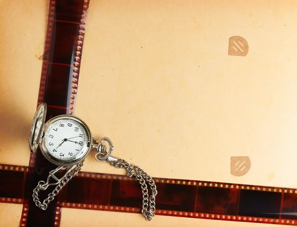 Página do álbum retro com relógio vintage com corrente — Fotografia de Stock
