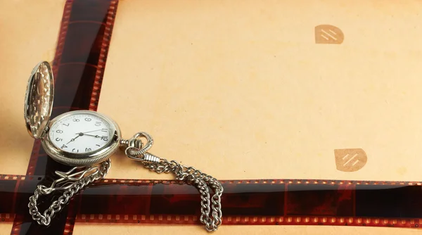 Página del álbum retro con reloj vintage con cadena —  Fotos de Stock