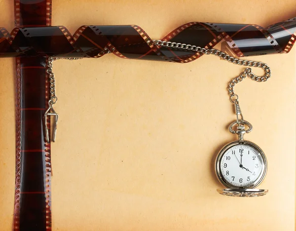 Página del álbum retro con reloj vintage con cadena —  Fotos de Stock