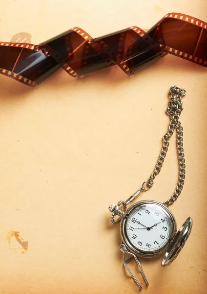Page d'album rétro avec horloge vintage avec chaîne — Photo