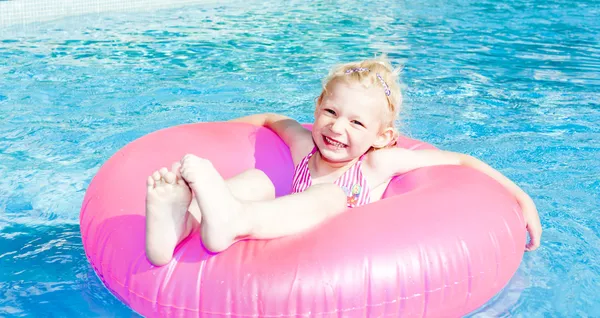 スイミング プールでゴム製のリングを持つ少女 — ストック写真
