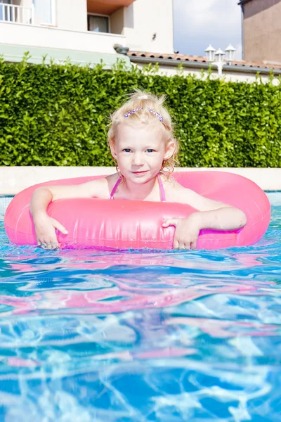 Niña con anillo de goma en la piscina — Foto de Stock