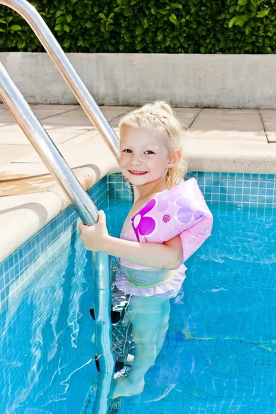 游泳池里的小女孩 — 图库照片