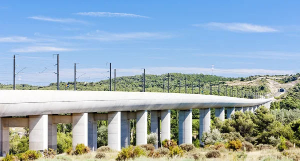 Viadotto ferroviario per il treno TGV vicino a Vernegues, Provenza, Francia — Foto Stock