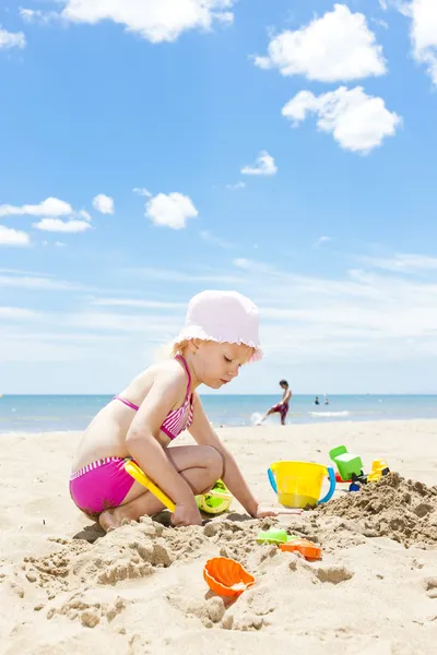 Niña jugando en la playa en el mar —  Fotos de Stock