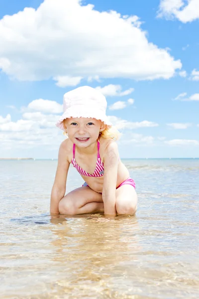 Маленькая девочка на пляже у моря — стоковое фото