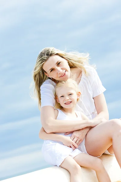 그녀의 딸과 함께 어머니의 여름 초상화 — 스톡 사진