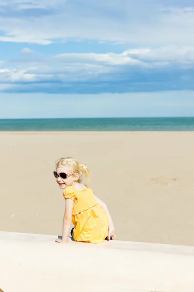 Kleines Mädchen am Strand auf See — Stockfoto