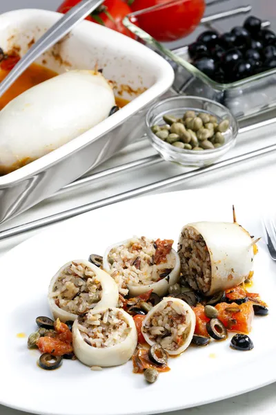 Gebackene Sepia mit Tomaten und schwarzen Oliven gefüllt mit Perlenriegel — Stockfoto