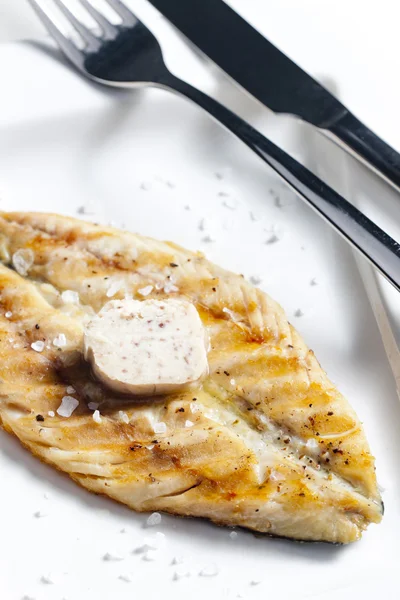 Gegrilde makreel met ansjovis boter — Stockfoto