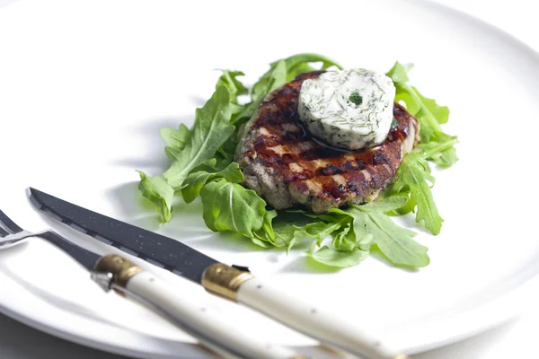 Gegrilltes Beefsteak mit Kräuterbutter — Stockfoto