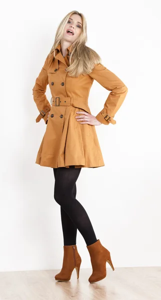 Debout femme portant manteau et chaussures marron à la mode — Photo