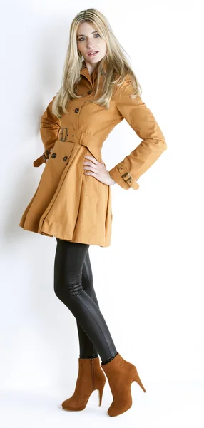 Staande vrouw dragen jas en modieuze bruine schoenen — Stockfoto