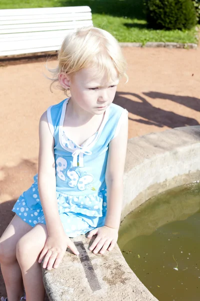Meisje op fontein — Stockfoto