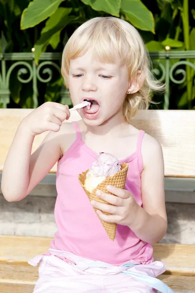 ベンチに座ってアイス クリームを持つ少女 — ストック写真