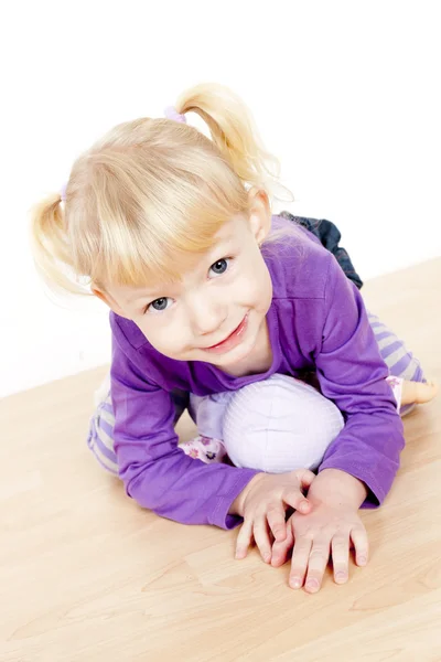 Bir bebekle oynarken küçük kız portresi — Stok fotoğraf