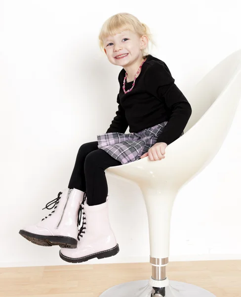 Kleines Mädchen sitzt auf Stuhl — Stockfoto