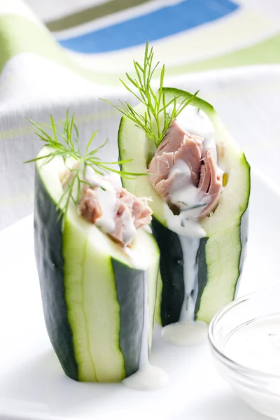 Tonijnsalade in komkommer — Stockfoto