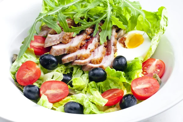Salade de légumes avec tranches de poitrine de canard frit et oeuf — Photo