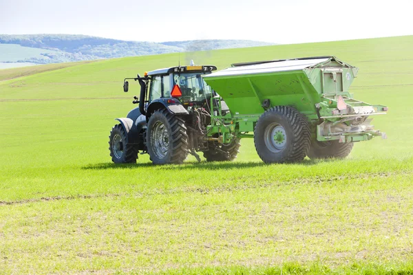 Трактор на поле, Чехия — стоковое фото