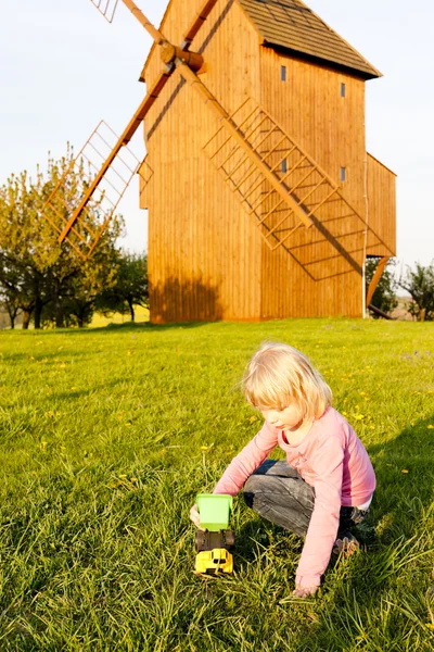 Spielendes kleines Mädchen an der hölzernen Windmühle, stary poddvorov, tschechisch r — Stockfoto