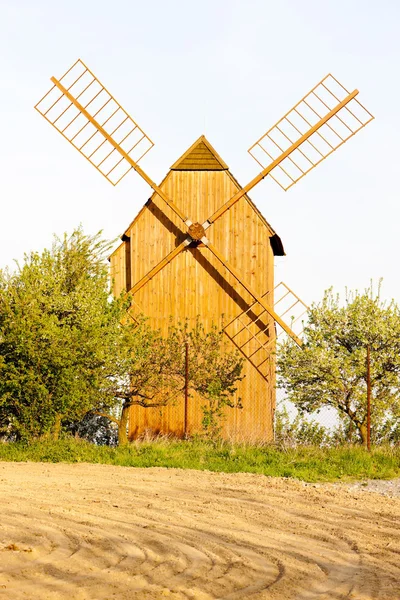 Dřevěný větrný mlýn, starý poddvorov, Česká republika — Stock fotografie