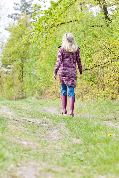 Kvinna som bär gummi stövlar i vår natur — Stockfoto