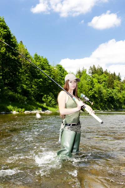 Mulher pesca no rio, República Checa — Fotografia de Stock