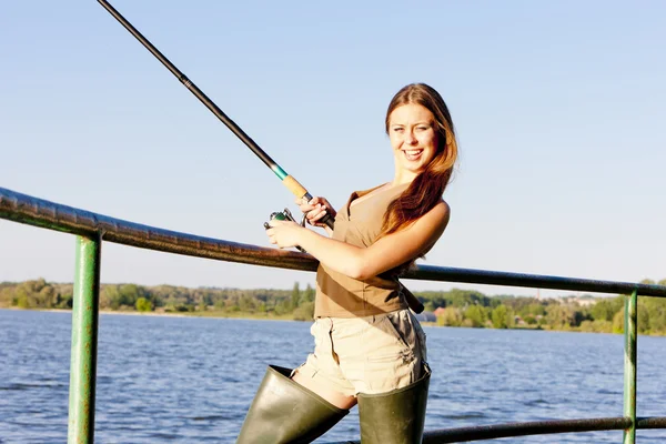 Mladá žena, rybaření na rybníku — Stock fotografie