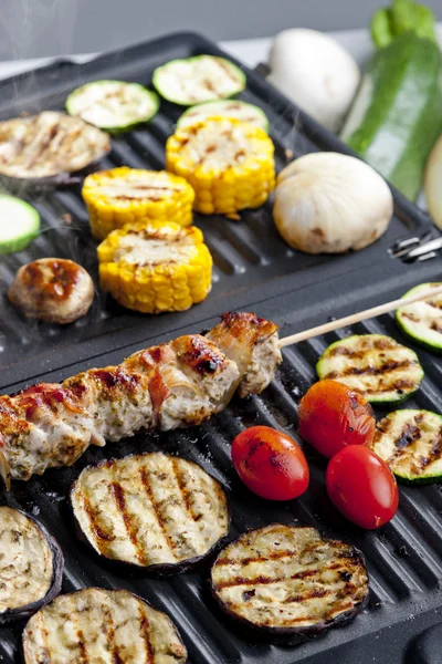 Pincho de carne y verduras en la parrilla eléctrica —  Fotos de Stock