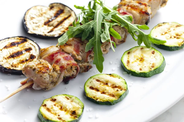 Turkey skewer with bacon and grilled vegetables — Stock Photo, Image