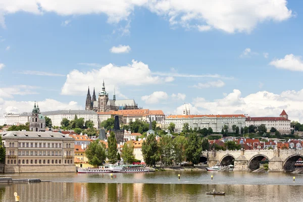 Hradcany mit Karlsbrücke, Prag, Tschechische Republik — Stockfoto