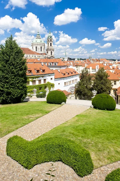 Vrtbovska trädgård och Sankt Nikolaus kyrka, Prag, Tjeckisk republ — Stockfoto