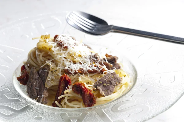 Spaghetti with beef meat and dried tomatoes — Stock Photo, Image