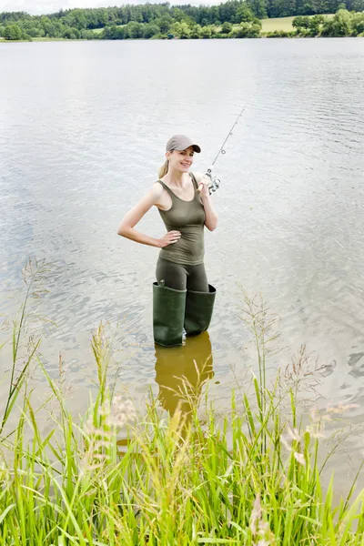 Жінка риболовля в ставку — стокове фото