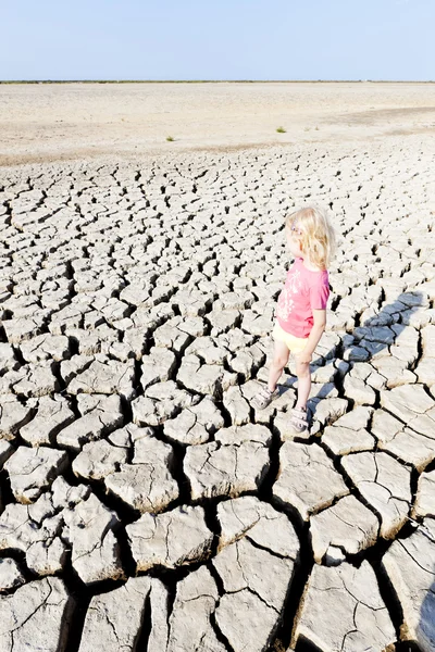 Menina de pé em terra seca, Parc Regional de Camargue, Pro — Fotografia de Stock
