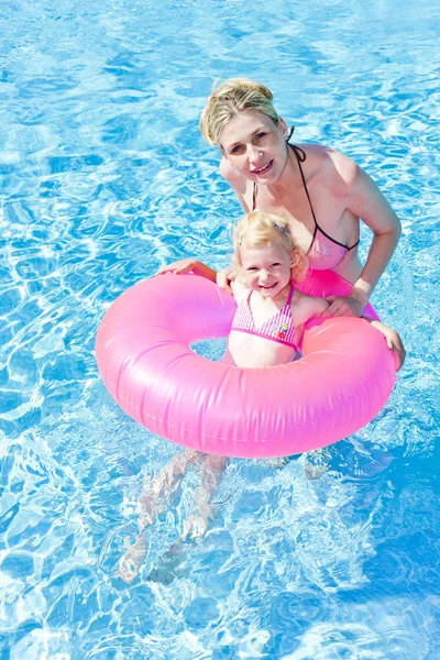 Anne ve kızı yüzme havuzunda. — Stok fotoğraf
