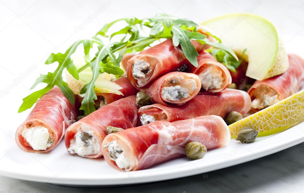 Parmaschinken-Rollen gefüllt mit Frischkäse, Galiamelone und Kapern ...