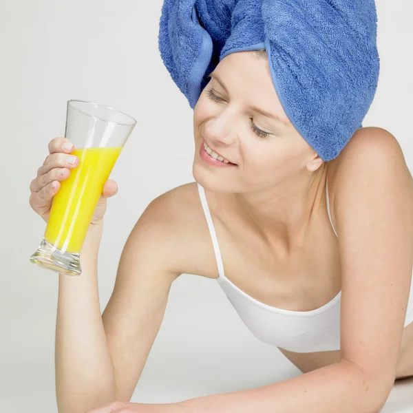 Mulher com turbante e um copo de suco — Fotografia de Stock