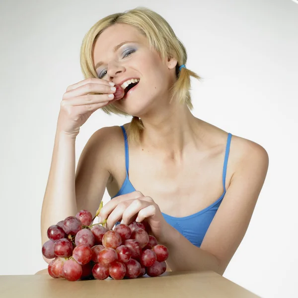 Женщина с виноградом — стоковое фото